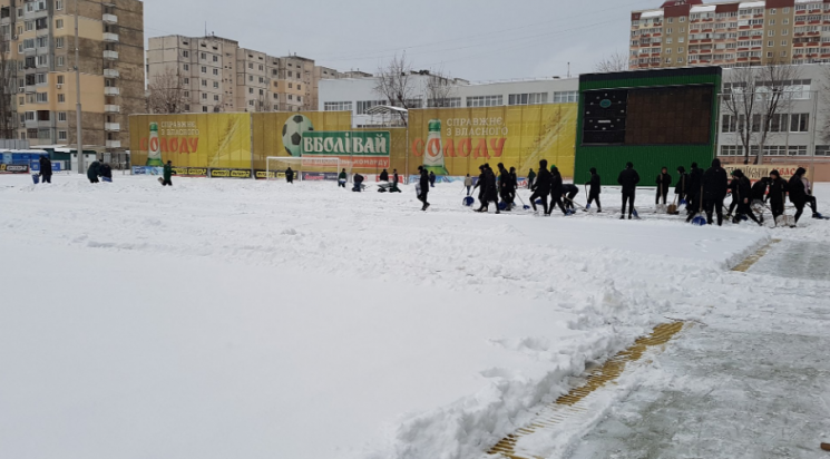 Український стадіон перед футбольним мат…