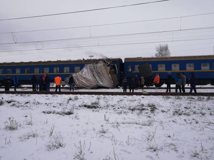 На Харківщині потяг зім&#039;яв вантажів…