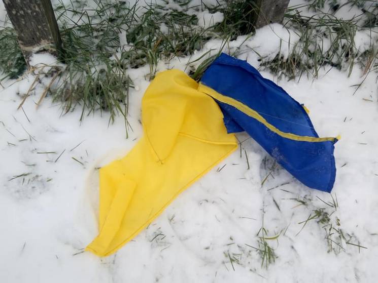 На Дніпропетровщині п'яний "ватник" зубами розірвав прапор України (ВІДЕО)