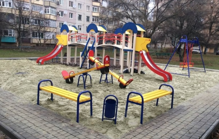 В Мукачево установили детские площадки н…