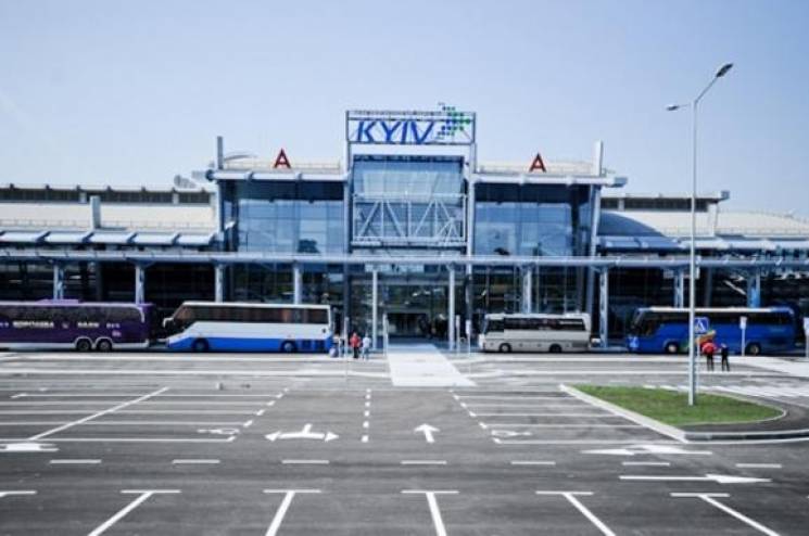 В аэропорту "Киев" самолет ударил крылом…