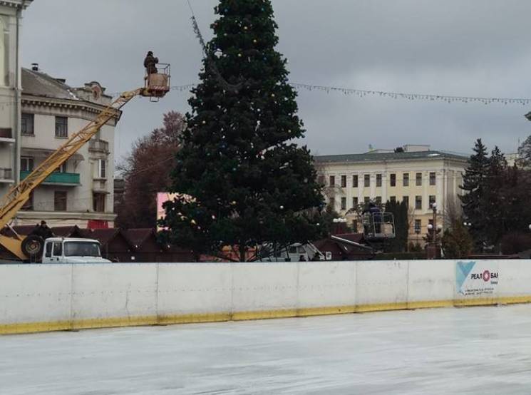 У центрі Тернополя заливають велетенську…