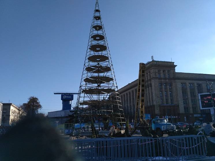 Як центр Дніпра готують до новорічних св…