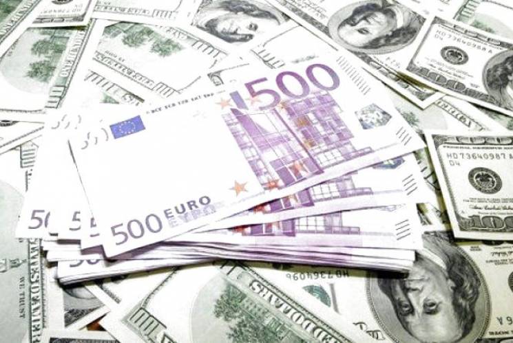 Долар і євро продовжили падіння в столич…