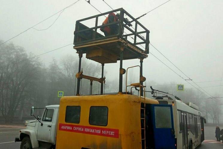 В Днипре оборвали троллейбусные провода:…
