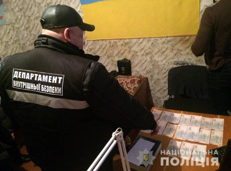 На Запоріжжі "чорний" лісоруб намагався за 8500 грн викупити в поліції свої бензопили (ФОТО)