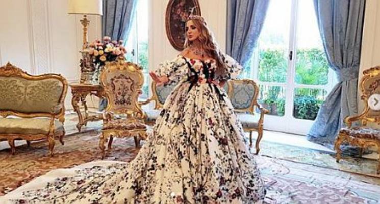 Жена Медведчука в роскошном платье позир…