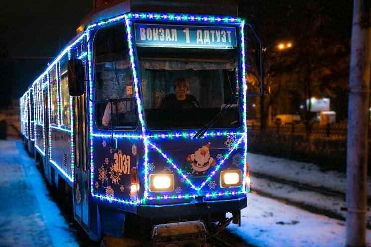 У Дніпрі запустили новорічний трамвай (Ф…