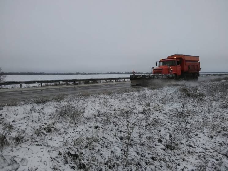 На дороги Харьковщины высыпали 10 тонн с…