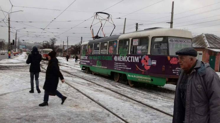 В Харькове трамвай сошел с рельсов и заб…