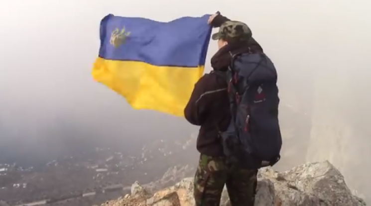 В оккупированном Крыму был поднят флаг Украины в поддержку захваченных украинских военных (ВИДЕО)