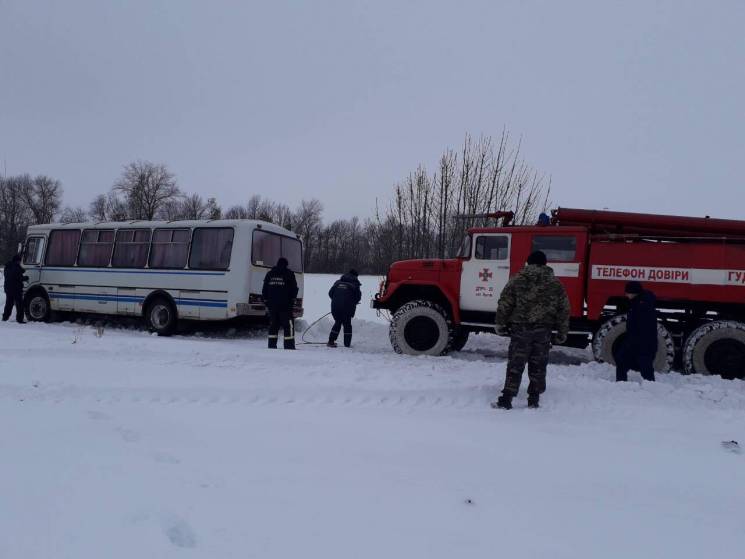 На Вінниччині рятувальники тягнули з кюв…