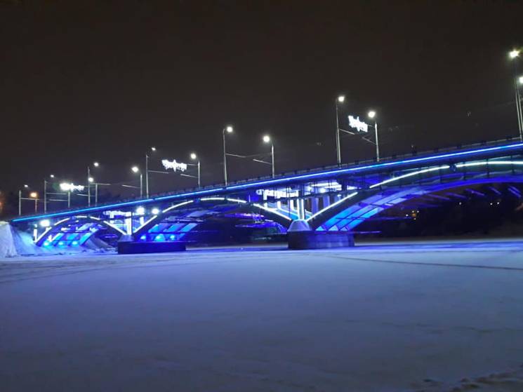 Київський міст тепер світиться блакитним…