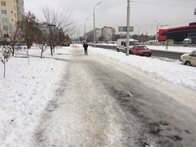 У Вінниці карають за нерозчищені тротуар…