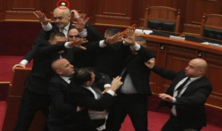 Премьера Албании забросали в парламенте…