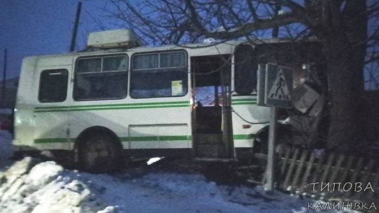 Автобус із пасажирами врізався в дерево…