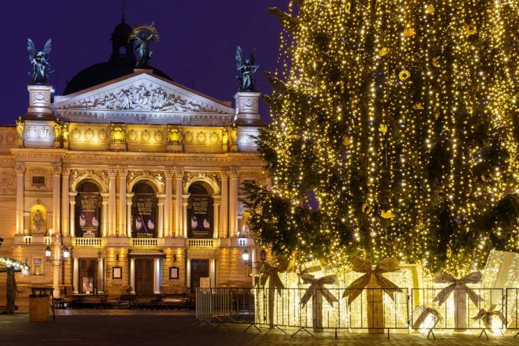 Вісім новорічних красунь: Якими були ялинки у Львові у різні роки