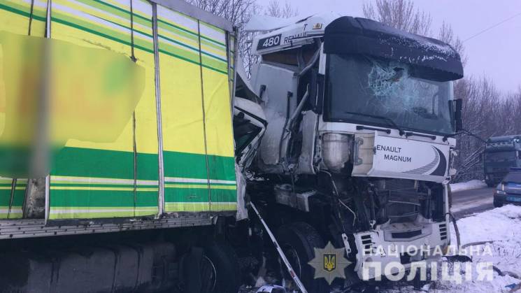 На Харківщині вантажівка вилетіла на "зу…