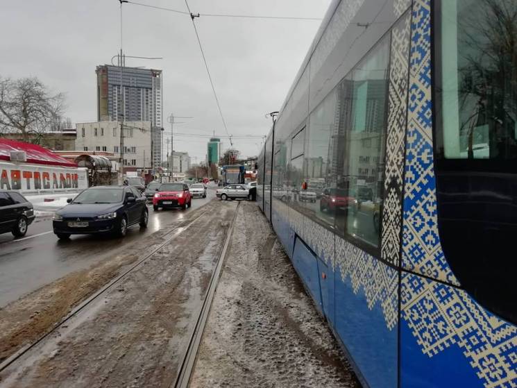 Через ДТП рух швидкісного трамваю в Києв…