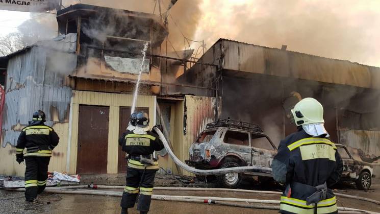 В Сочі загорівся авторинок…