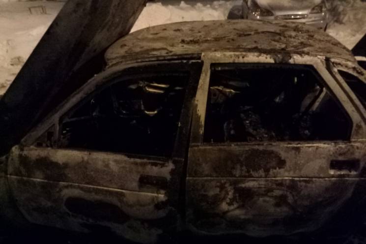 На Салтівці вщент згорів легковий автомо…