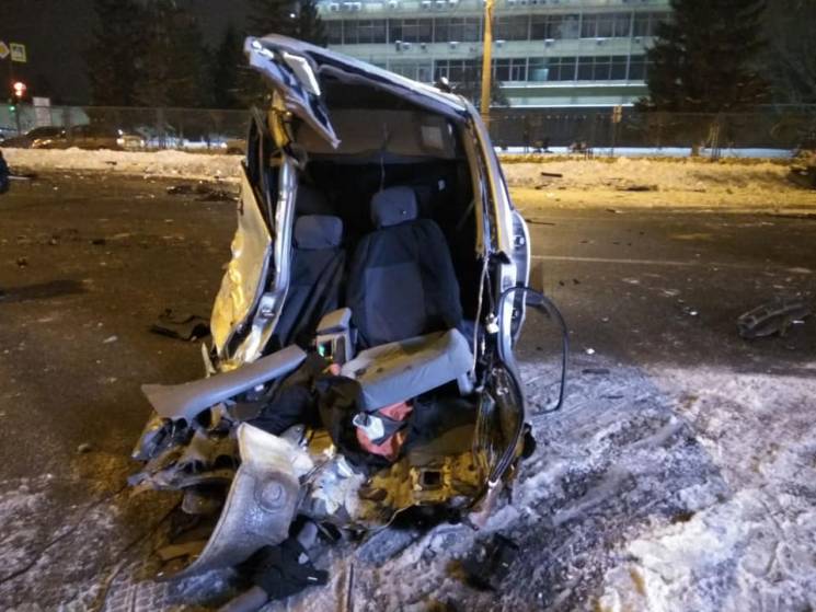 Разбитое и разорванное авто: В Харькове…