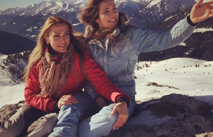 Сумська з доньками відпочиває в Альпах…