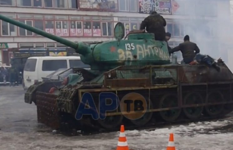 Терористи в Антрациті їздять на танку-па…