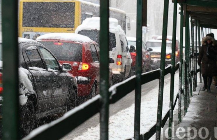 Киев замело: мощнейший снегопад парализо…