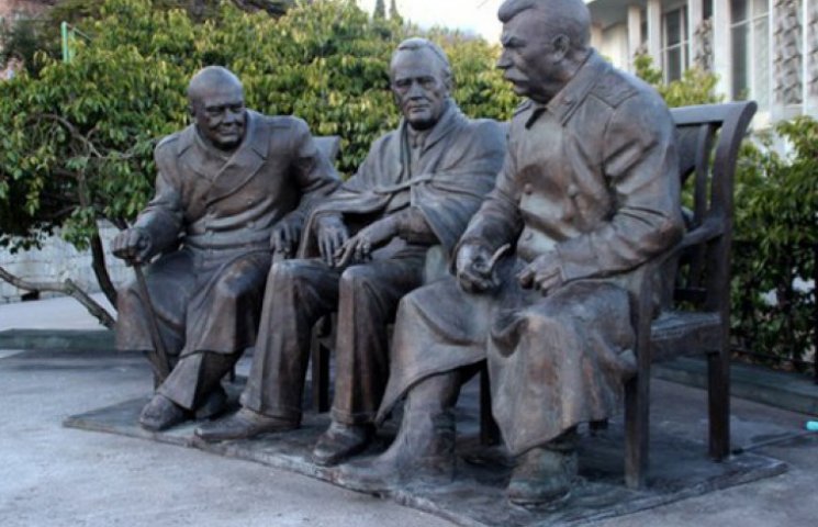 В Ялте появился памятник Сталину, Черчил…