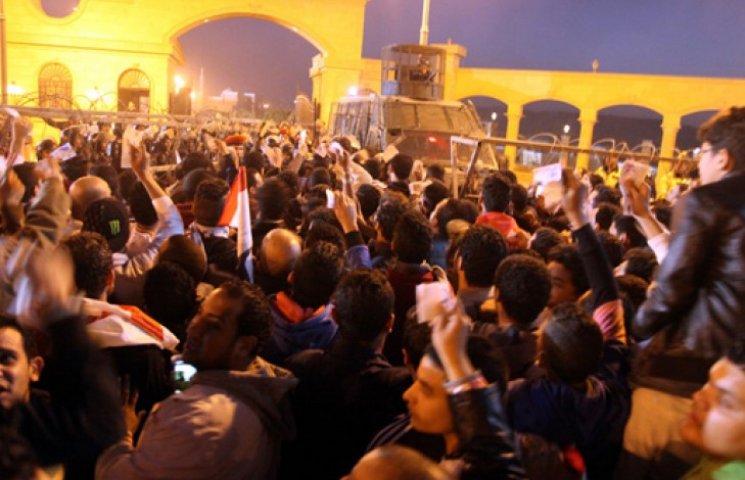 В Египте футбольные фаны столкнулись с п…