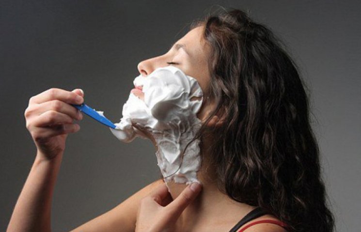 Косметологи советуют женщинам брить лицо…