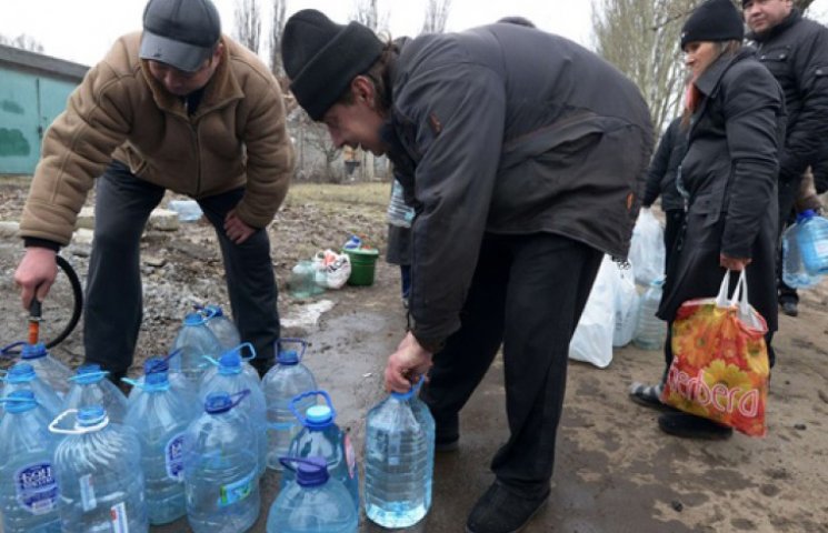 В Луганске людям не хватает питьевой вод…