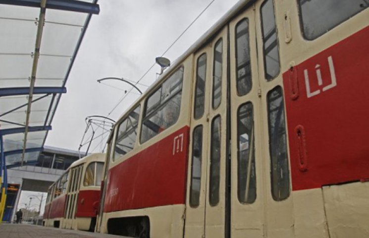 В Киеве трамвай сошел с рельс и парализо…