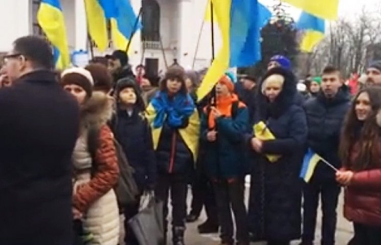 Как Мариуполь встречает защитников Украи…