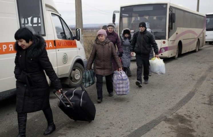 Военные эвакуируют жителей Марьинки и Кр…