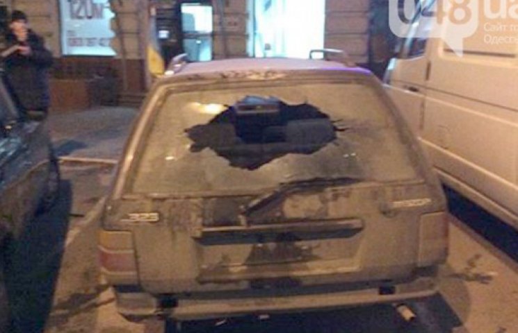 В машину одесского волонтера бросили «ко…