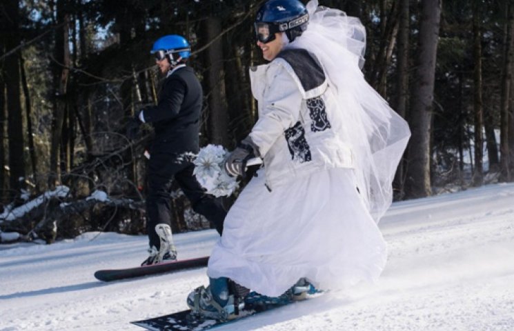 Невеста на сноуборде: пара из США отпраз…