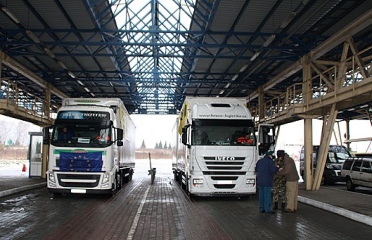 Чехія відправила в Україну 4 машини з гу…