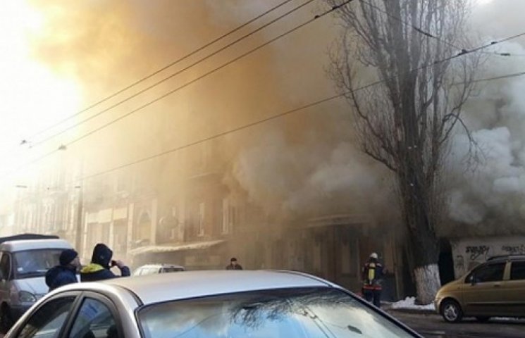 Возле цирка в Киеве горит здание. Движен…