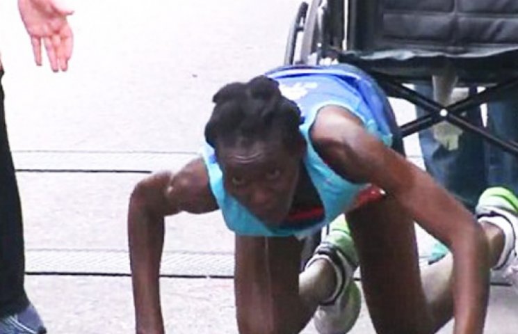 Бегунья из Кении доползла до финиша на ч…