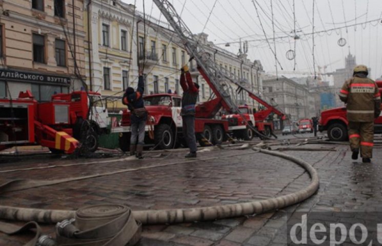 В центре Киева десятки пожарных тушат пя…