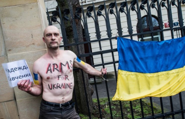 Активисты с украинскими флагами приковал…
