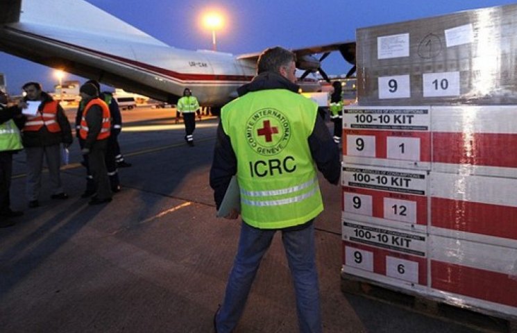 Яценюк просить Червоний Хрест допомогти…