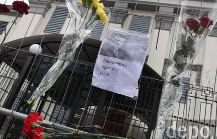 Киевляне с цветами идут к посольству РФ…