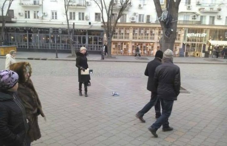 В Одесі на Дерибасівській жінка збирає к…