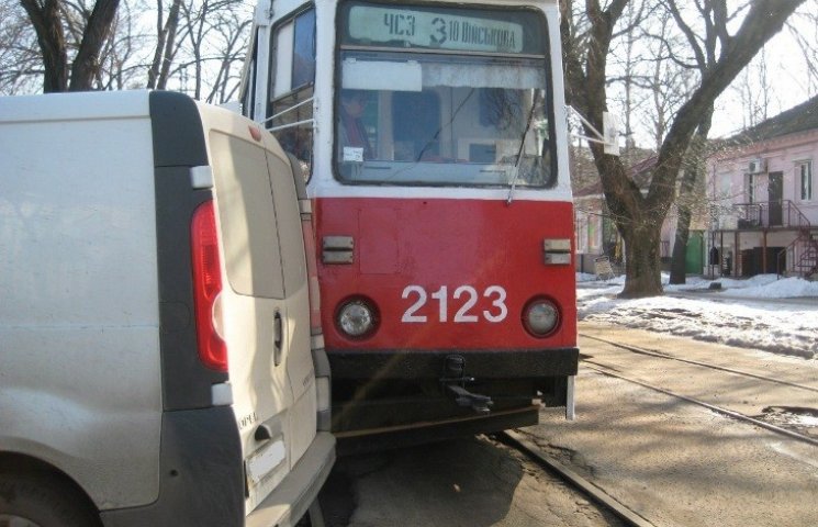 У Миколаєві через жінку-водія трамваї зу…