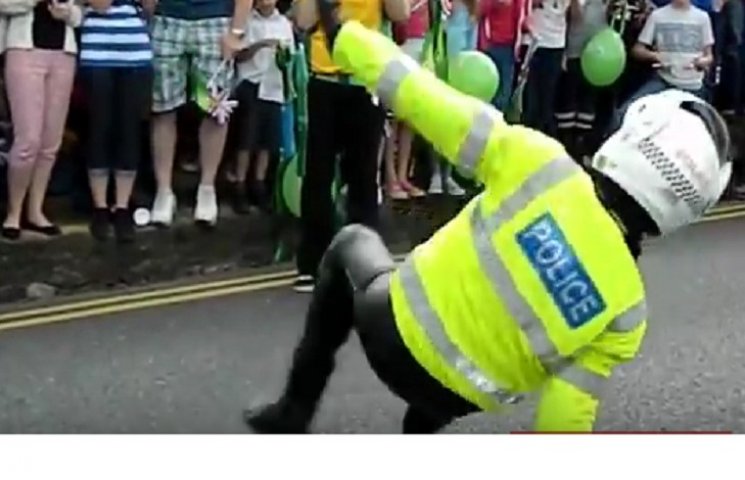 Як танцюють поліціянти різних країн…