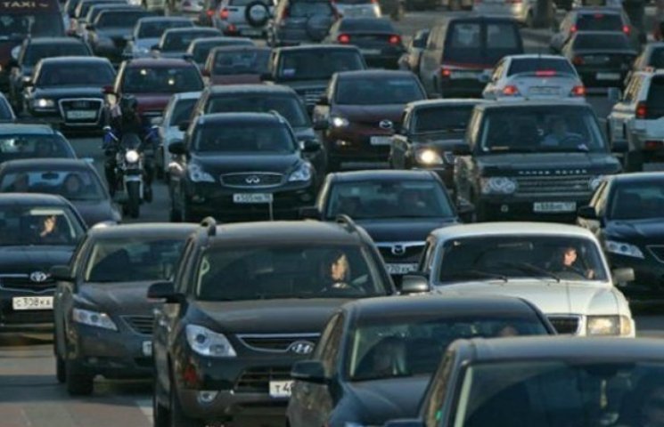 Столичні водії через негоду стоять у зат…