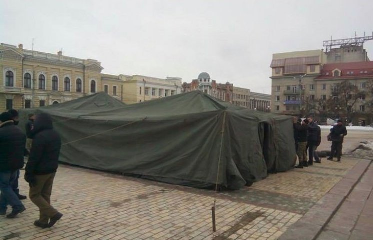 АТОшники убирают палатку из центра Киров…